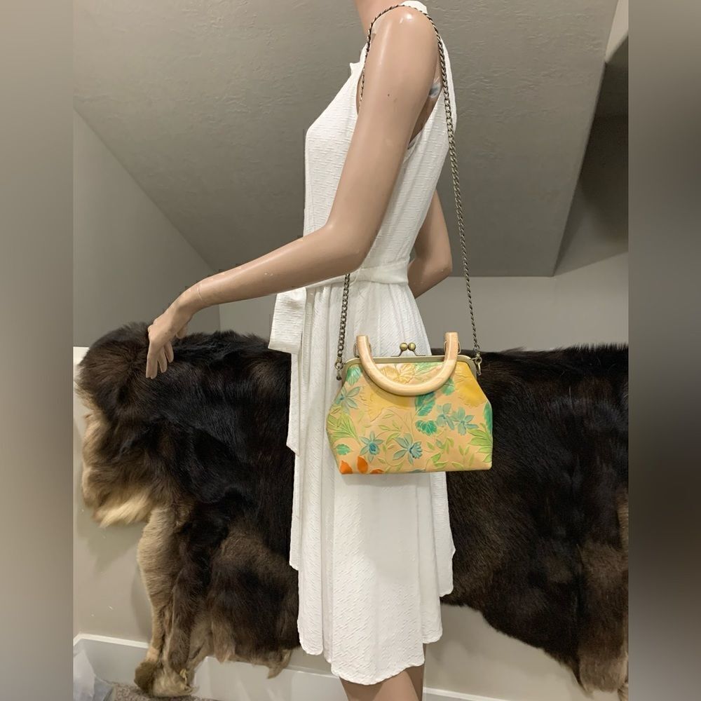 Handmade Genuine Leather Floral Embossed Wooden Handle Kisslock Bag/Crossbody - Picture 6 of 13